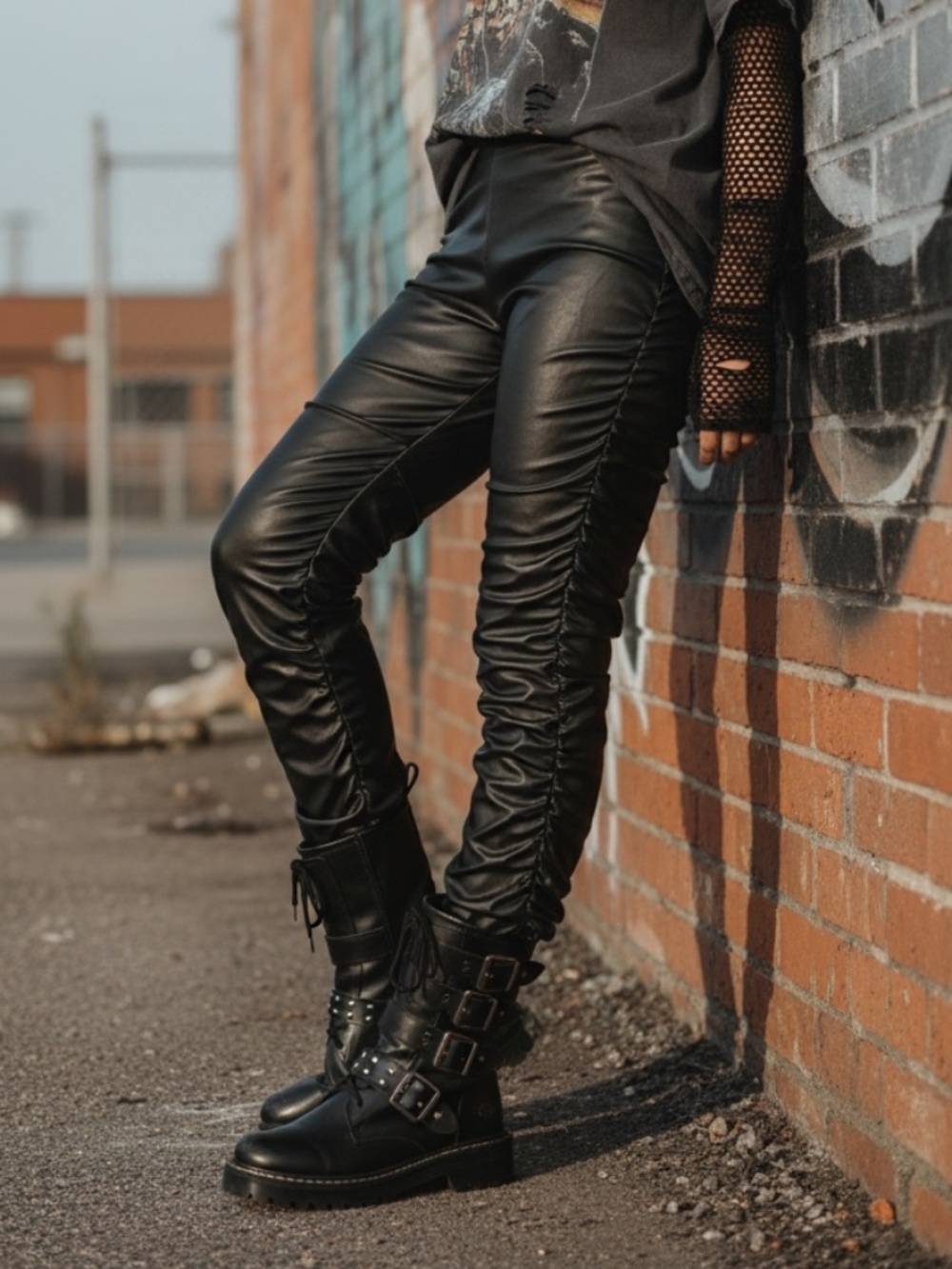 🤩 Faux Leather Leggings with ruched seams - size S